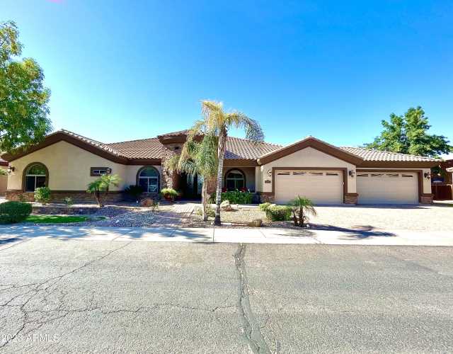 Photo of 843 W ARMSTRONG Way, Chandler, AZ 85286